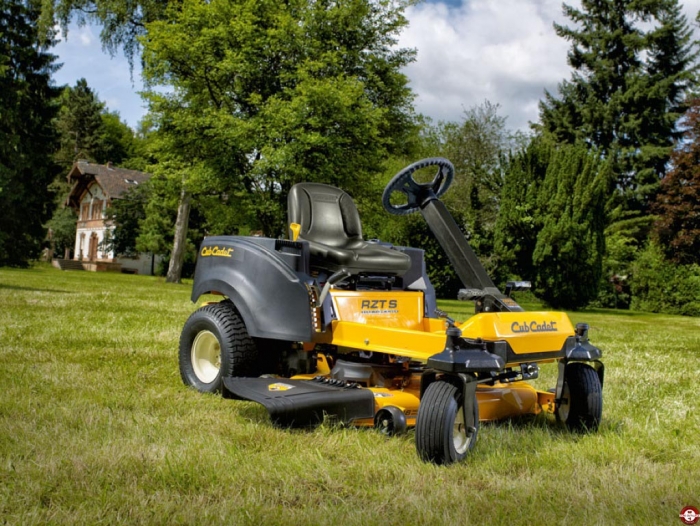 Cub Cadet propose la RZTS 46, une autoportée à rayon de braquage zéro