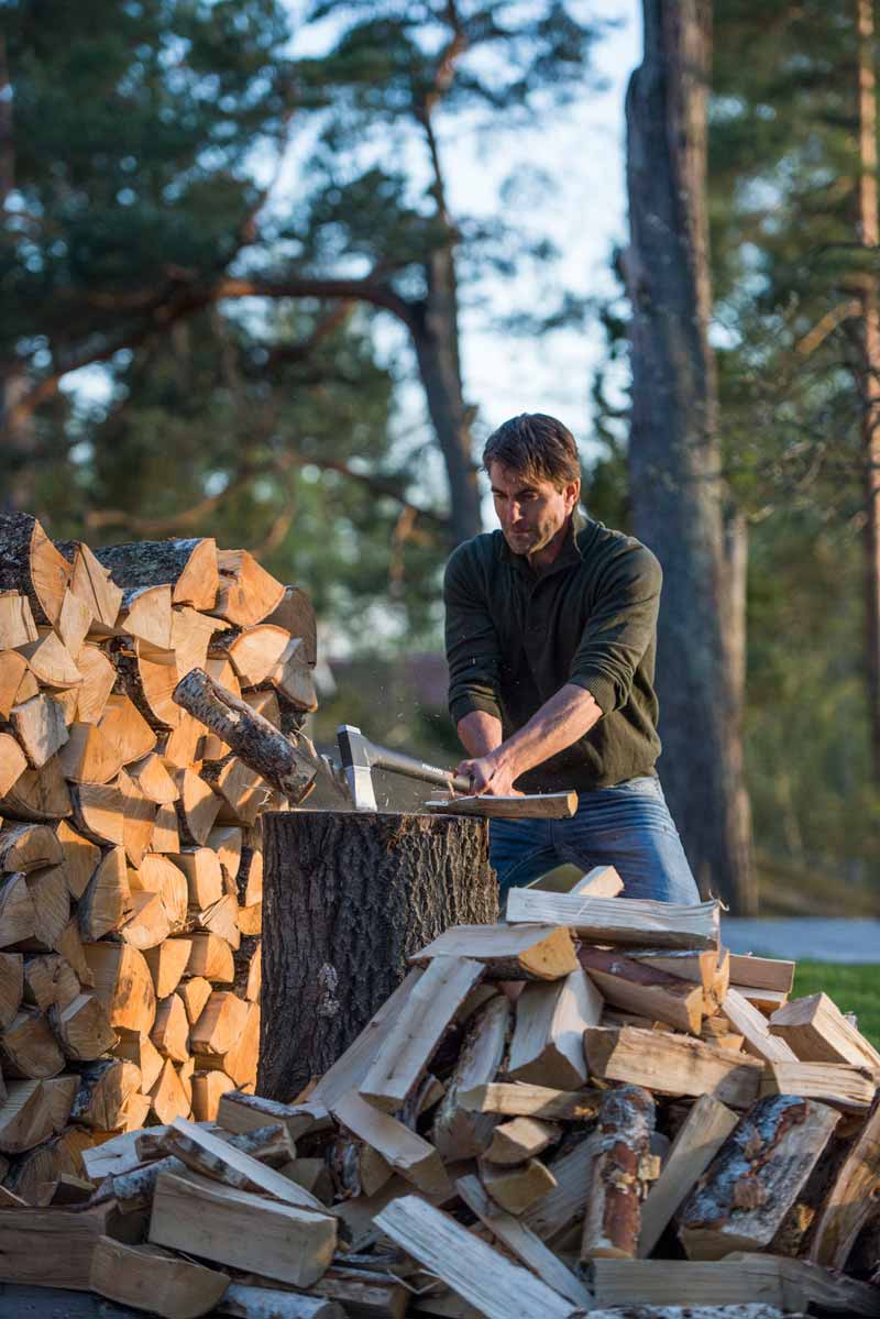 Fendre du bois sans effort avec la Vipukirves, une hache un peu  particulière - Survival Gear