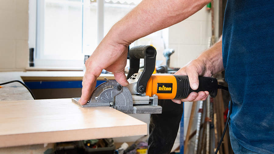 Faire des assemblages à lamelles avec une défonceuse - L'Atelier Bois