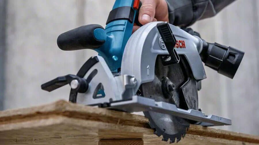 KS 18V-57-2 L Professional Bosch : une scie circulaire sans fil avec lame à  gauche parfaite pour le délignage - Zone Outillage