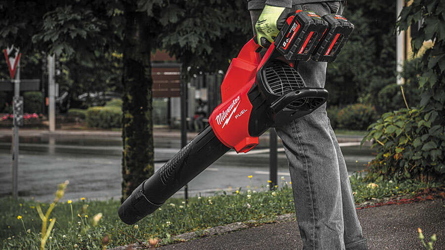 Souffleur sans fil M18 F2BL Milwaukee : pour se débarrasser des feuilles  mortes sans effort - Zone Outillage